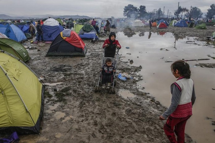 Thousands of refugees massing in Idomeni to enter FYROM