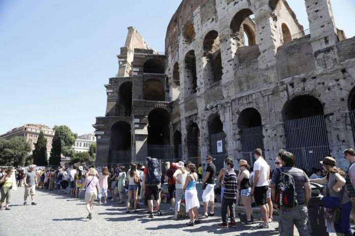Giacomo Gabrielli Ag.Toiati Colosseo chiuso per assemblea. Coda di turisti.