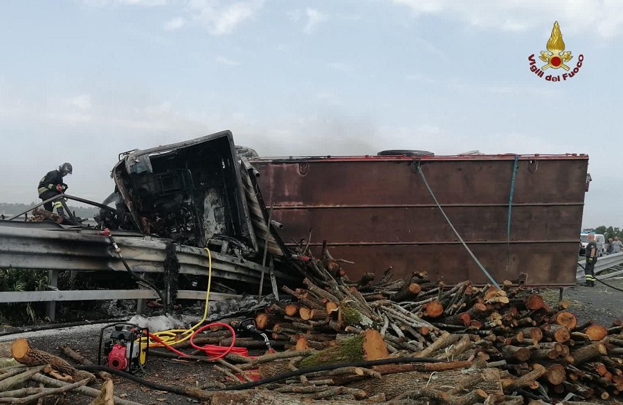 Tragico incidente sull’A12 autotreno si ribalta e si incendia, muore