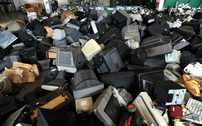 CATASTA DI TELEVISORI ROTTAMATI PER IL PASSAGGIO AL DIGITALE TERRESTRE